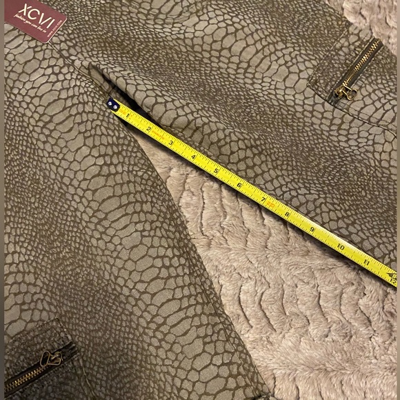 **NEW** XCVI Python Print Cargo Style Leggings - Picture 11 of 15